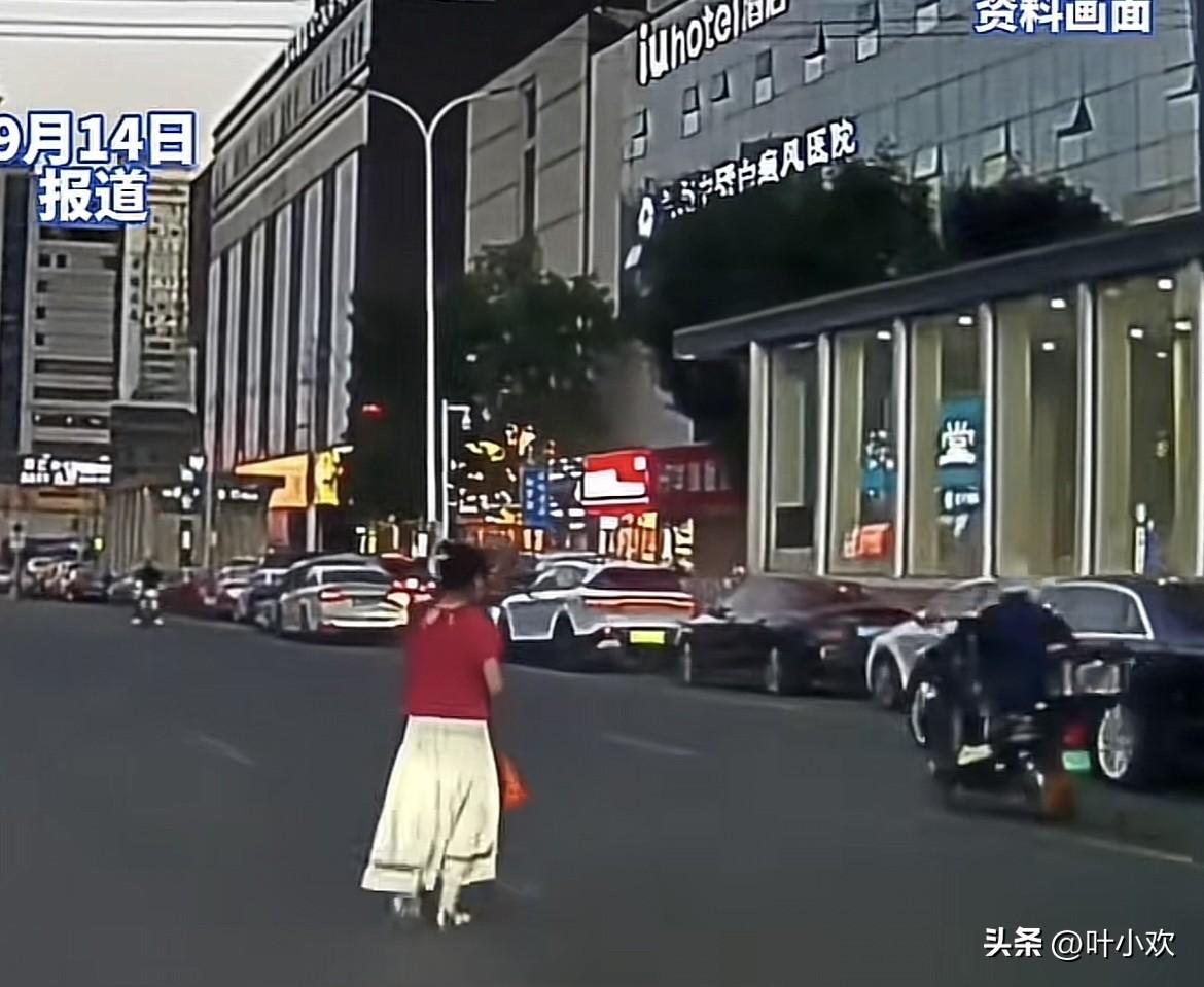 这就是出力不讨好吧。9月12日傍晚，甘肃兰州，一老人拎着东西正横穿十字路口，红衣