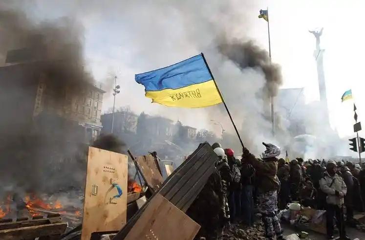 乌克兰真的没必要再硬扛俄军了。
 
一方面，美国早已收起无偿援助的姿态，欧洲各国