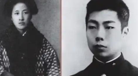 1905年，在日本，30岁的秋瑾和24岁的鲁迅发生激烈争辩。不料，秋瑾从靴筒里拔