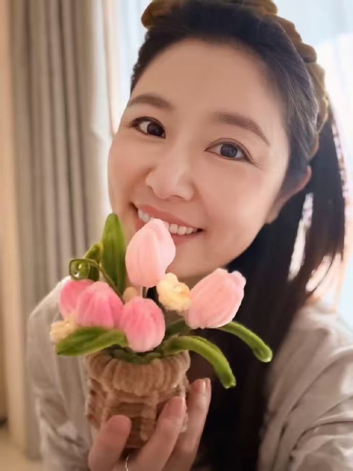 林心如晒女儿做的母亲节礼物林心如高调晒出女儿亲手制作的母亲节礼物，满满童真藏着暖