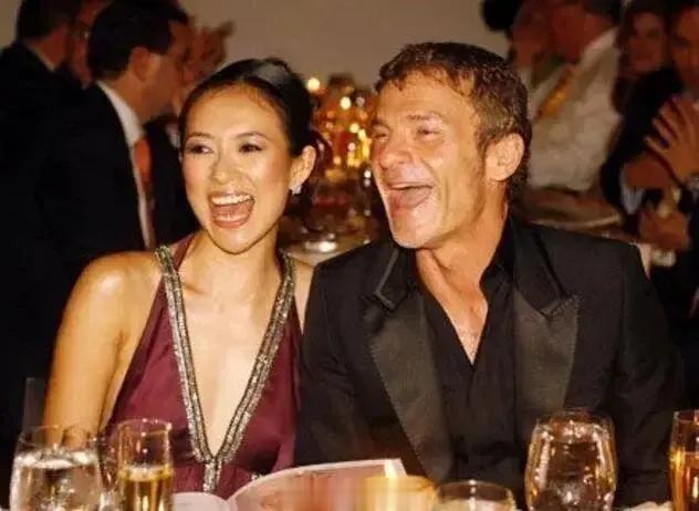照片里这位男人，是章子怡的前男友，那个以色列超级富豪Vivi，现年的他才58岁，