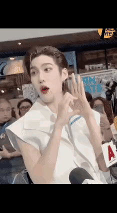 瞧把他嘚瑟的，描眉画眼，抹着通红的红嘴唇，还戴着耳环，脸上抹着厚厚的一层粉，油头