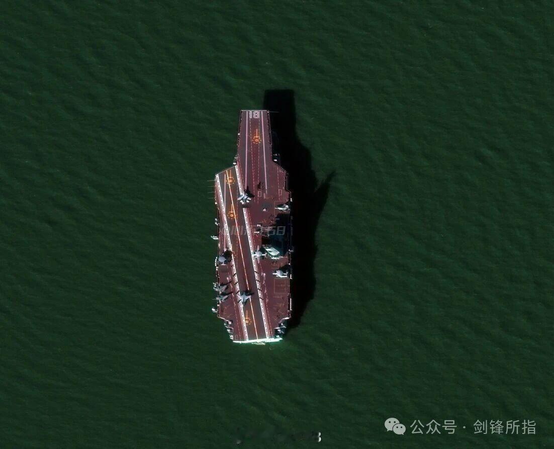 正在渤海训练的福建舰队上停着8架战机。
舰艏2号弹射器那里停着一架等待弹射的歼-