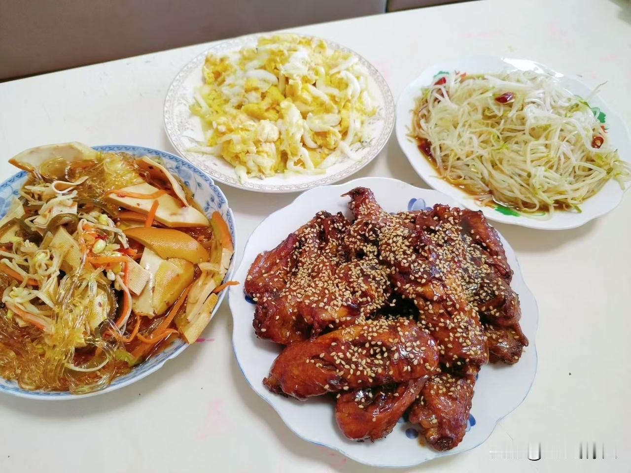 万能生活指南就这小菜儿整的够精致的吧！是不是需要喝一个[偷笑]
