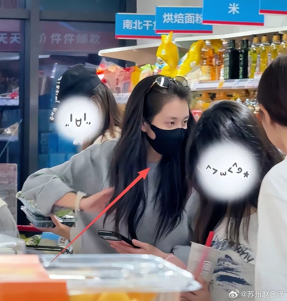 短剧演员郭宇欣偶遇，脸扁平头发稀疏还背驼，等饭吃坐一旁无人理 