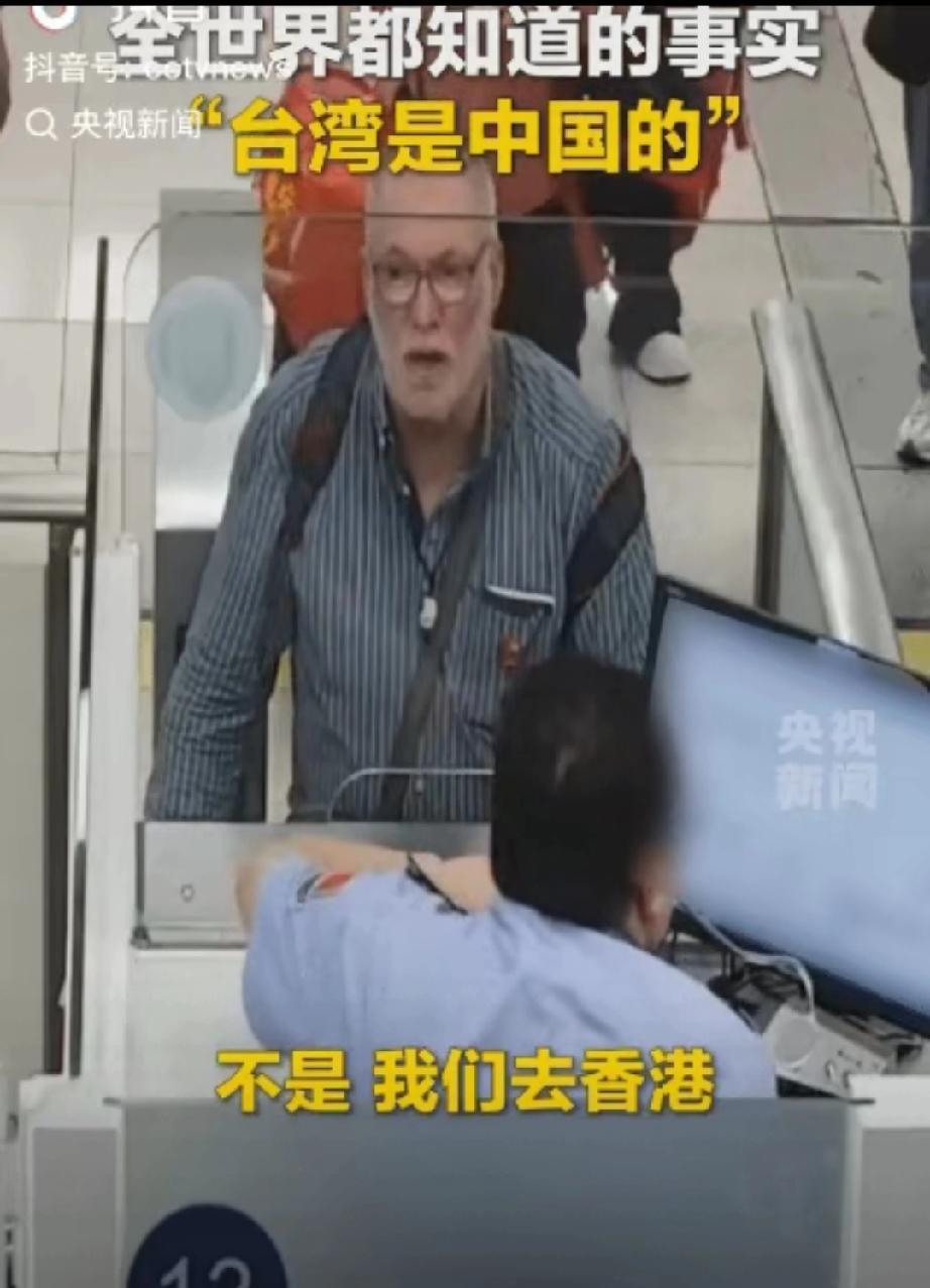 上央视新闻了！”近日，深圳湾口岸一外籍旅客正办理离境手续，就在工作人员办好手续给