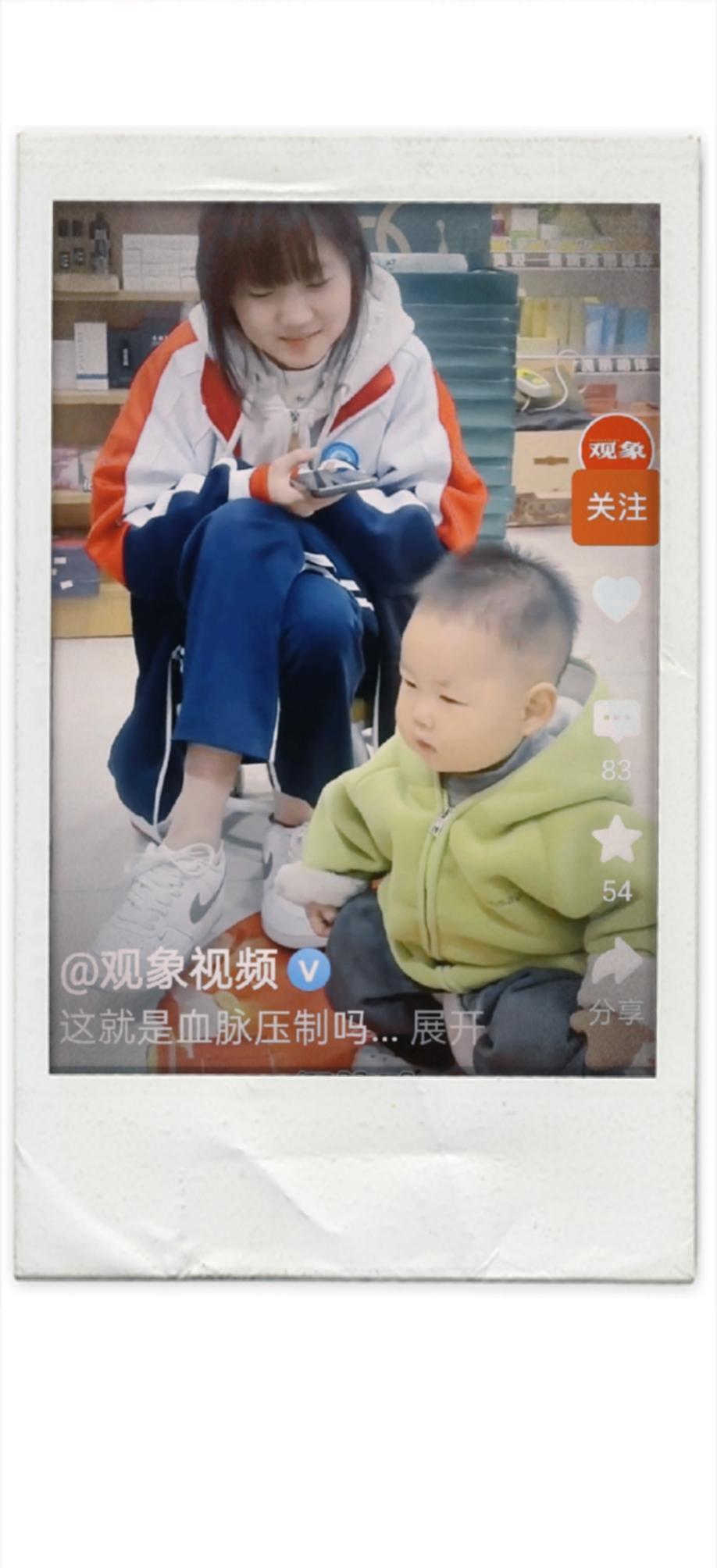 姐姐一瞪眼，弟弟立马收脚。
不是怕，是惯了。
打小她管零食，他管撒娇，这事儿就这