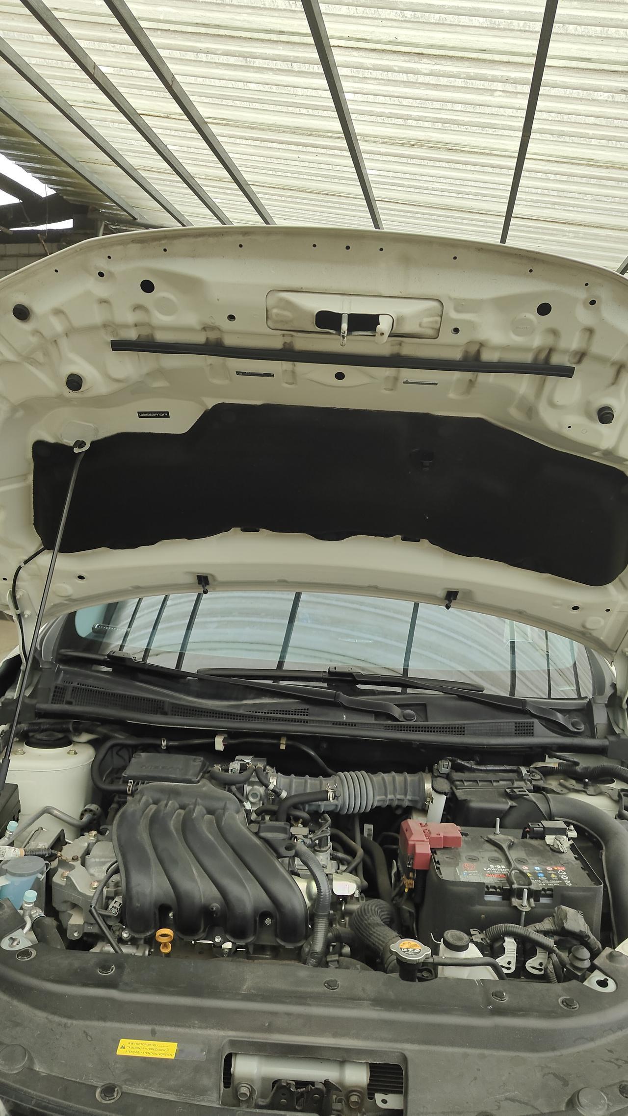 豪车就是不一样
机舱盖都有隔音棉