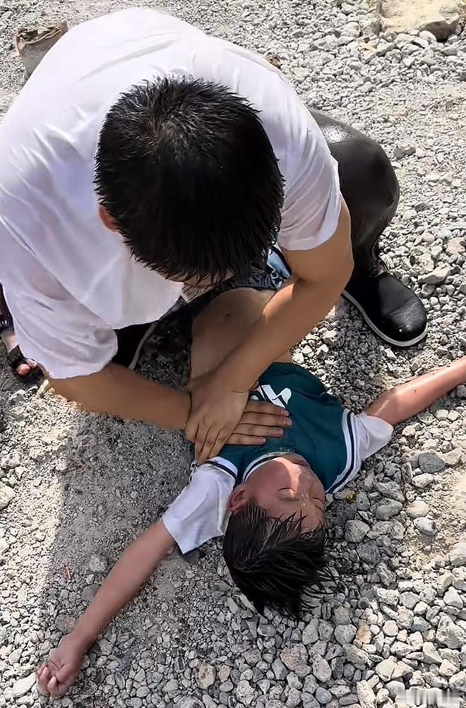 封神瞬间！郑州男童溺水全无生命体征，白衣大哥跪地10多分钟，硬从死神手里抢回孩子