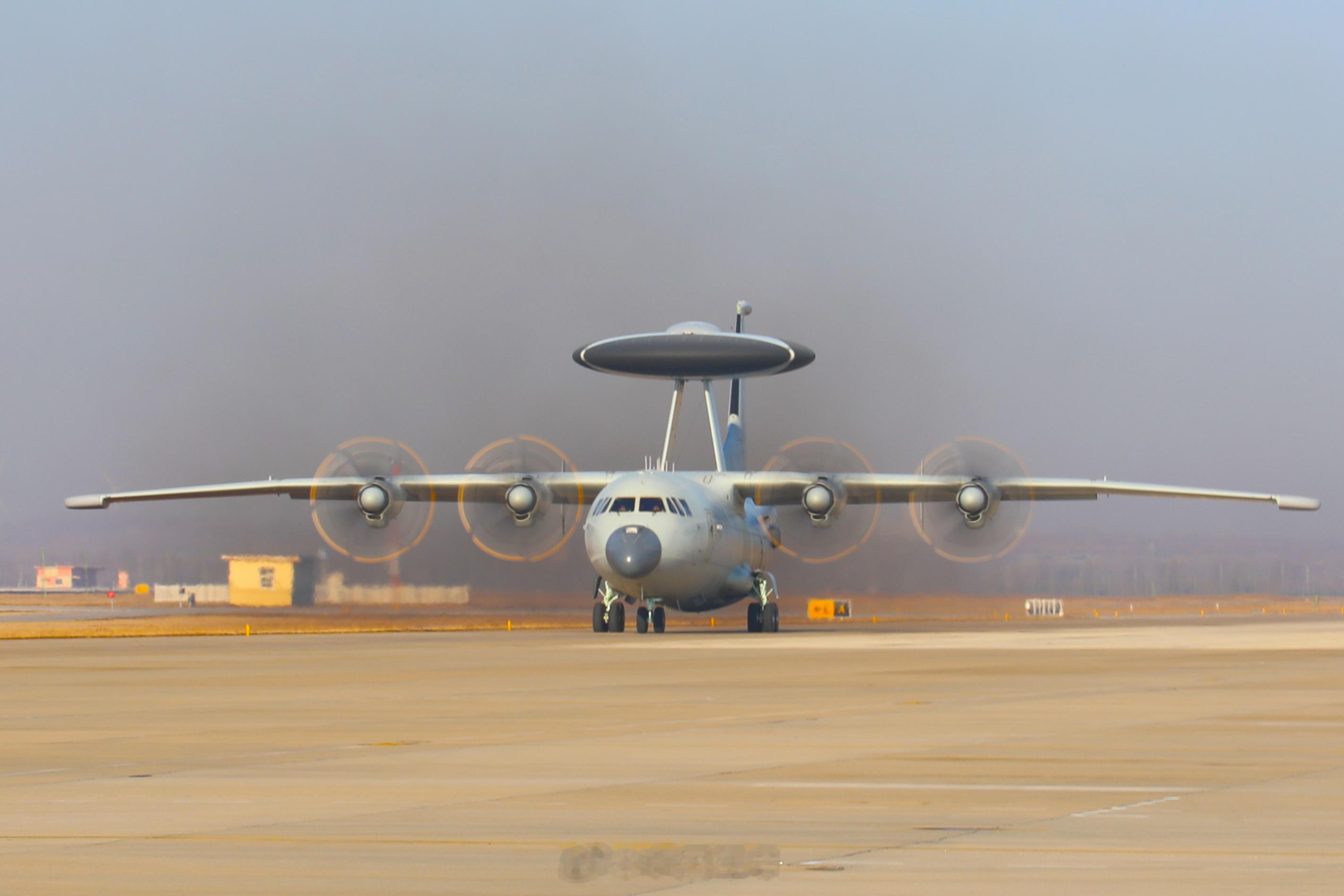 【海军航空兵多型战机年度首飞训练】1月6日，海军航空兵某部严密组织新年度首飞训练