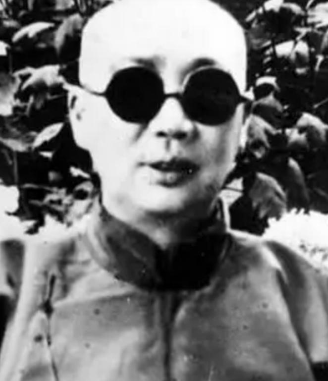 1907年，太监小德张对裕容龄格格说：“我们结婚吧。”格格抬手就扇了他一耳光，怒