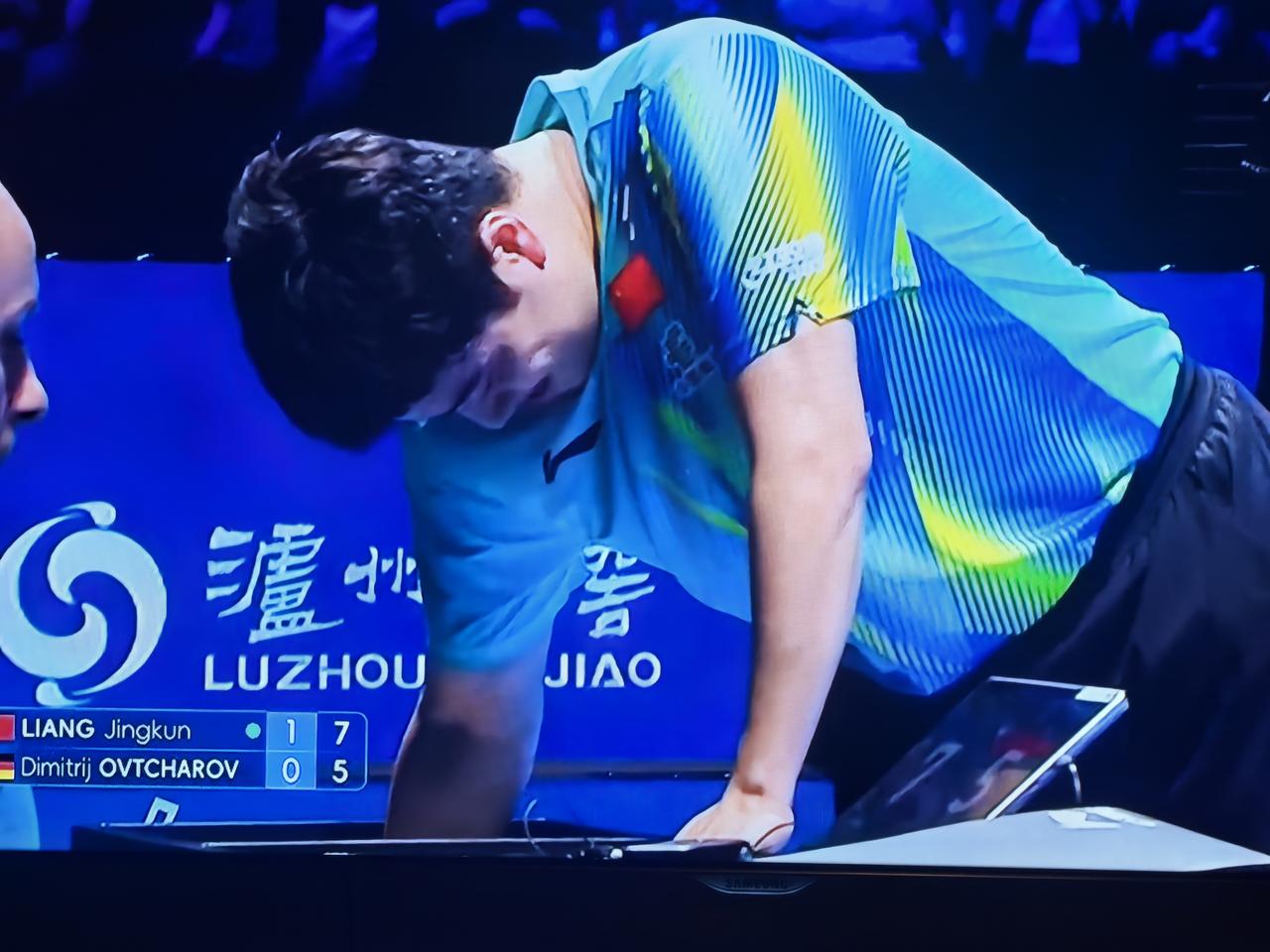 可以预测到大胖今晚的胜算不大，但是还是被他的拼劲折服了！
    梁靖崑与奥恰洛