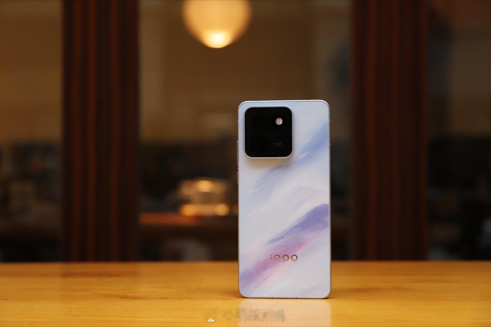 iQOO15T青云配色实拍图。这块6.82英寸的2k屏幕非常好用，蓝厂对于天玑的