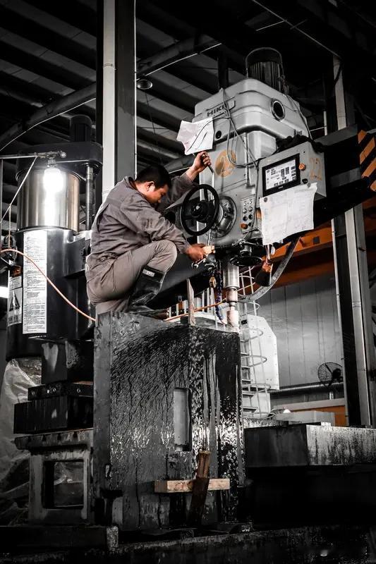 五千年中华文明延续靠啥？靠祖宗留下的“三件套”——字、制、人。
先说“字”，汉字