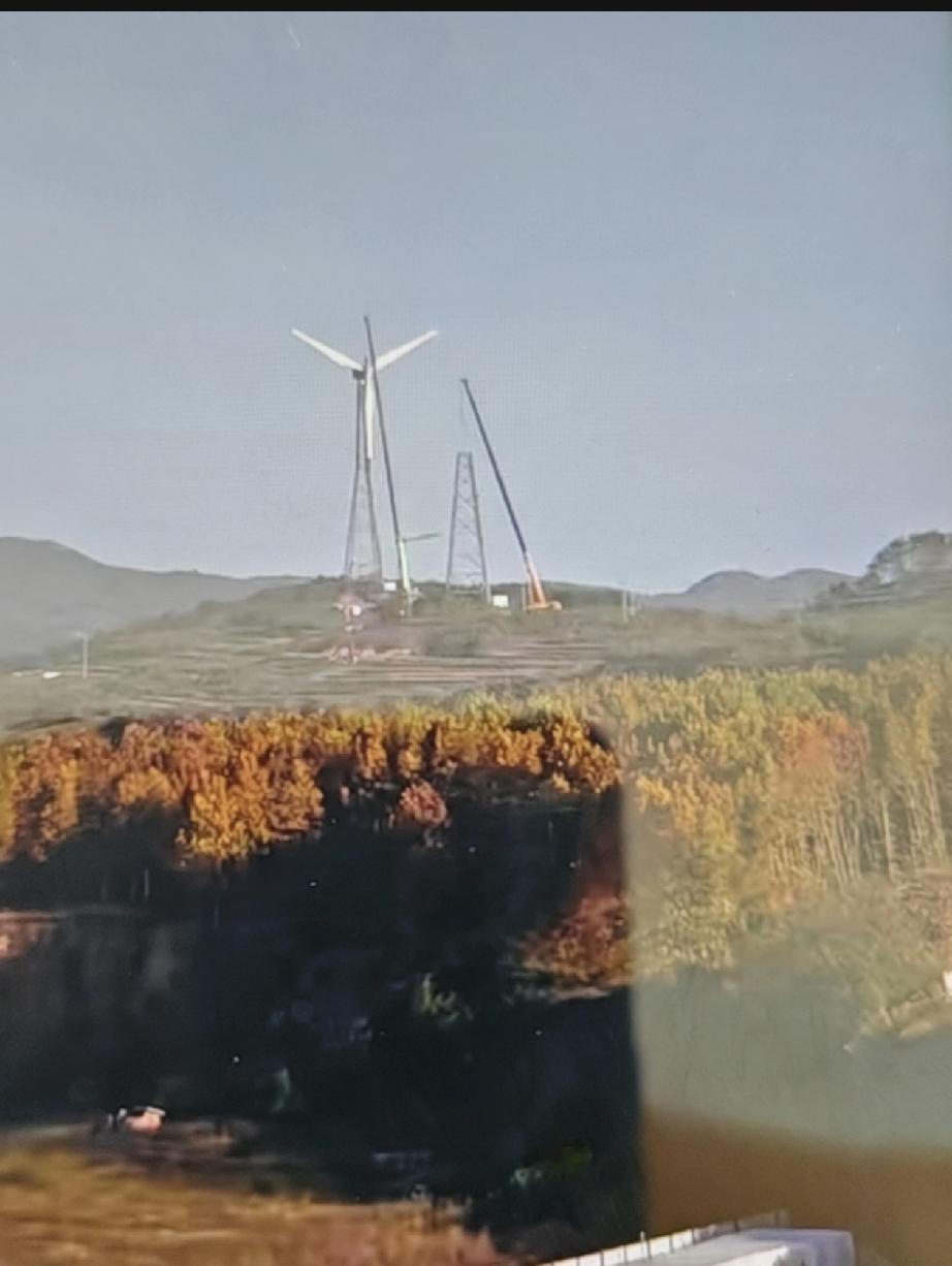 即墨区温泉街道青岛酒店管理学院新校区工地北边山头上的大风车拆除了！好不容易安装的