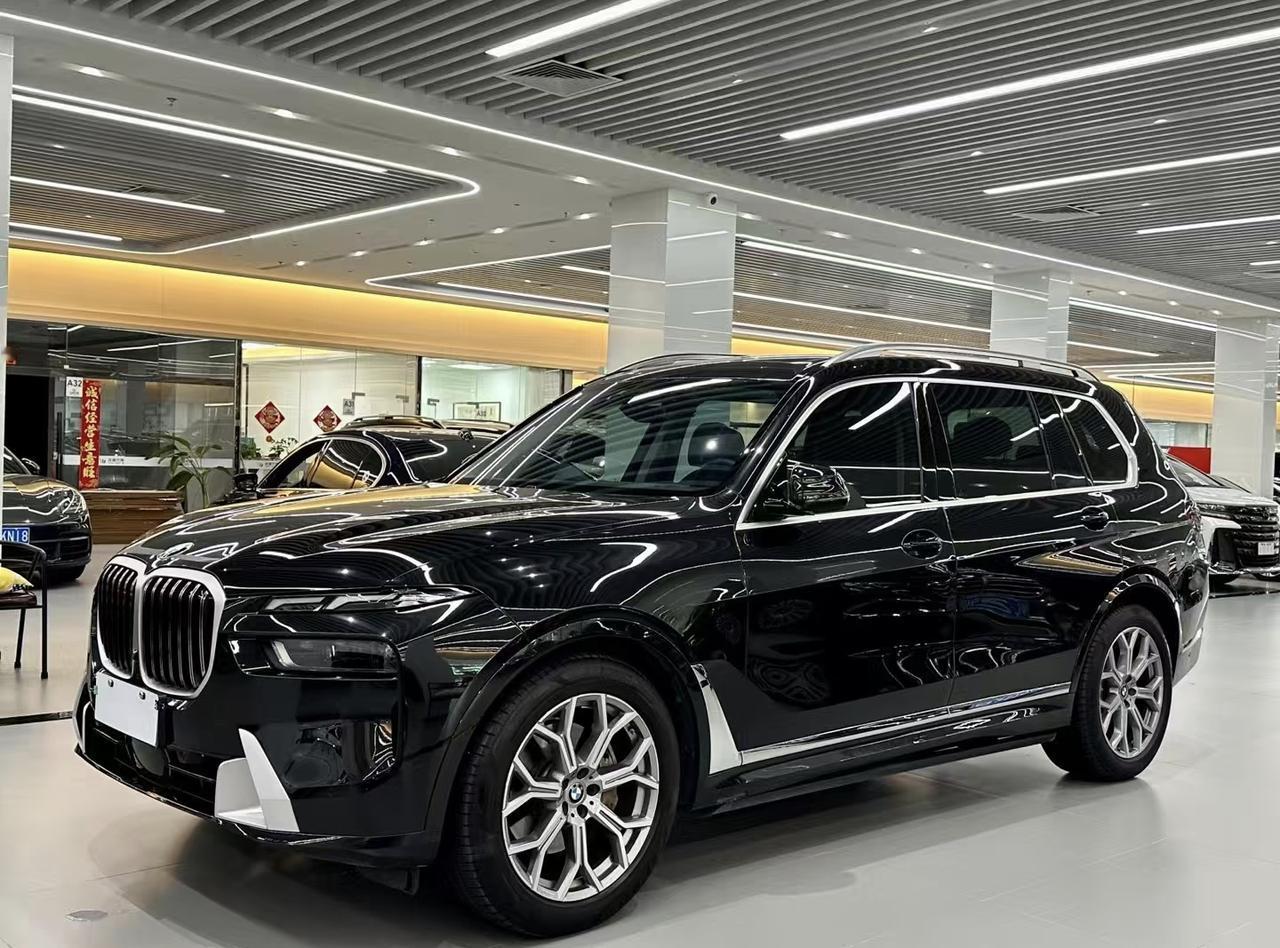 宝马X7的性能配置，定义了 “大型豪华SAV（高性能运动型多功能车）的旗舰标杆”