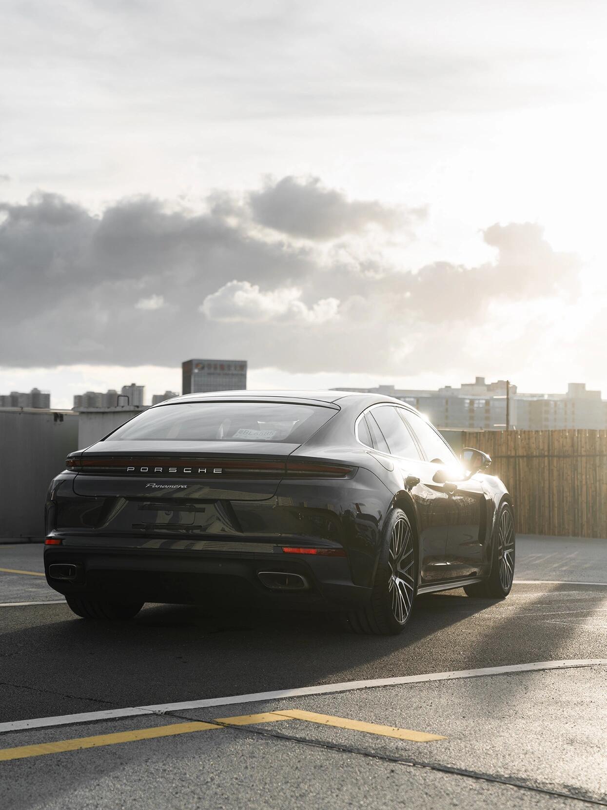 保时捷 Panamera 2024 火山灰款，在城市天际线下勾勒出凌厉车身线条，