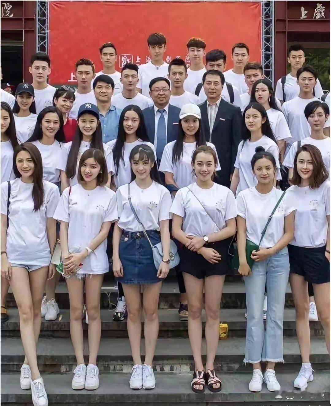 班上就﻿⁠田曦薇‏1个人火起来了，‏快瞅瞅哪⁠个是她？ 
