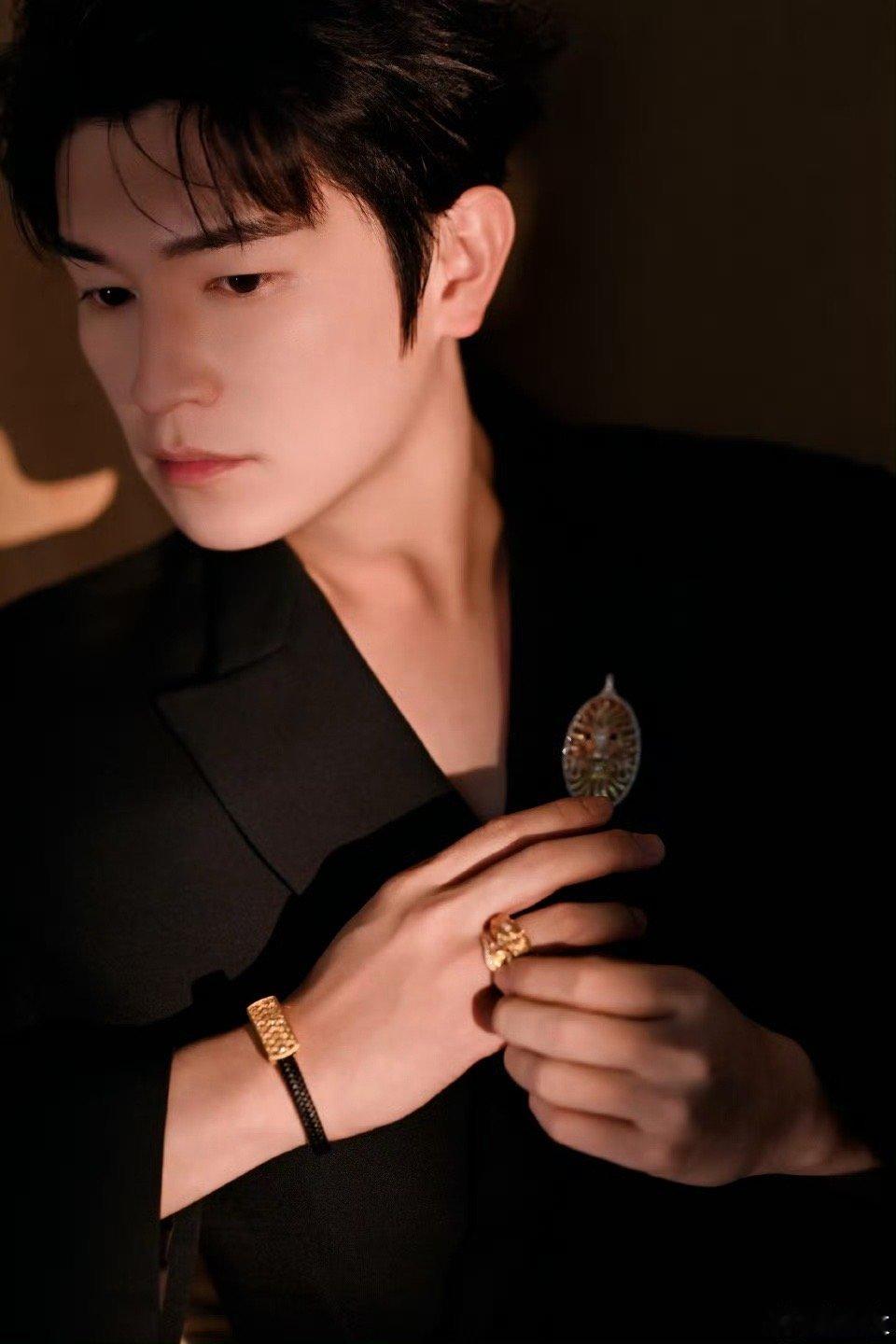 杨旭文难得的大尺度杨旭文深v杨旭文 沈阳活动路透鲨疯！188模特身材+贵气脸，深