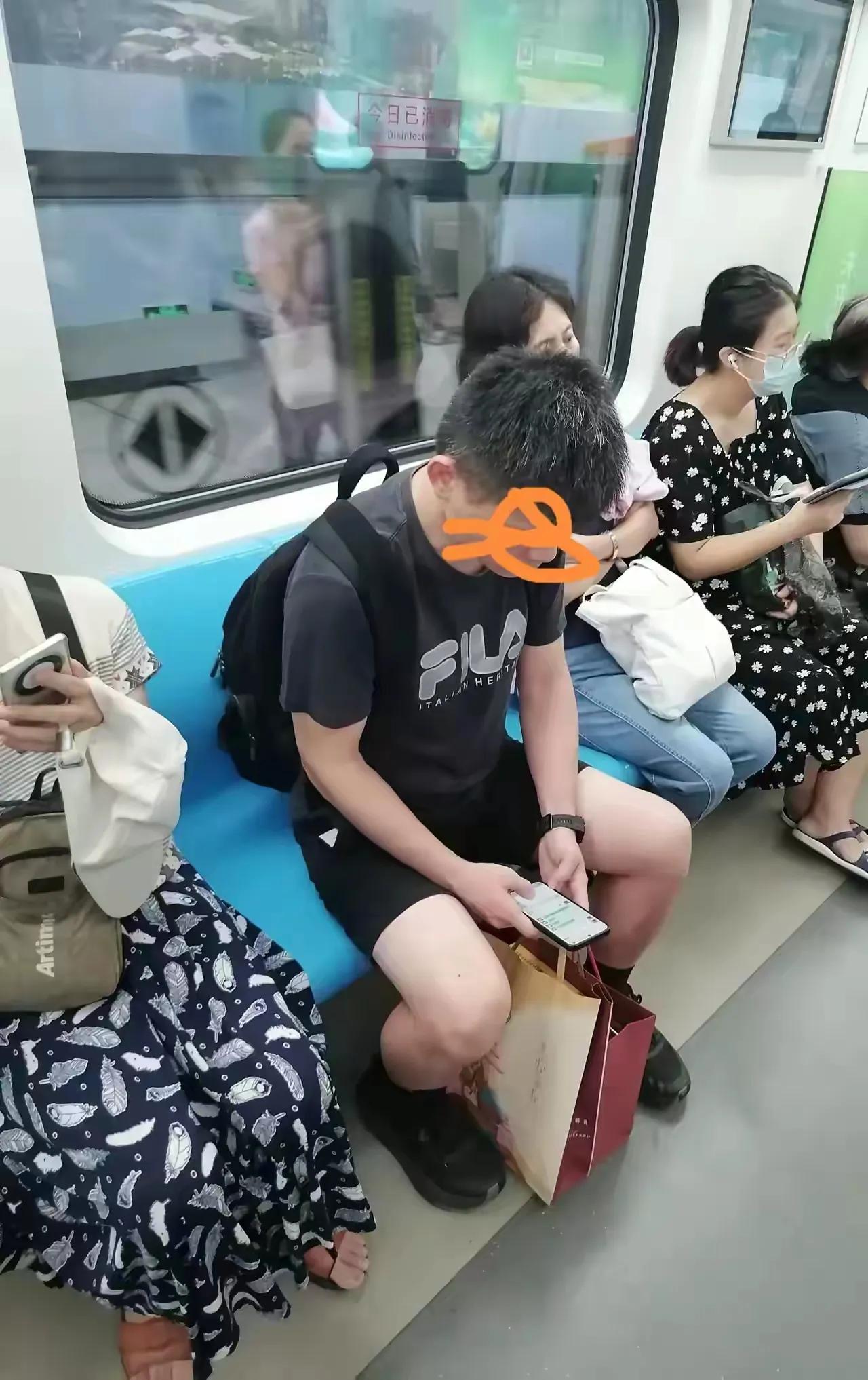 近日，山东的一趟早班高峰期的地铁上，据网友透露，只见一个穿黑衣服的背包男进站后，