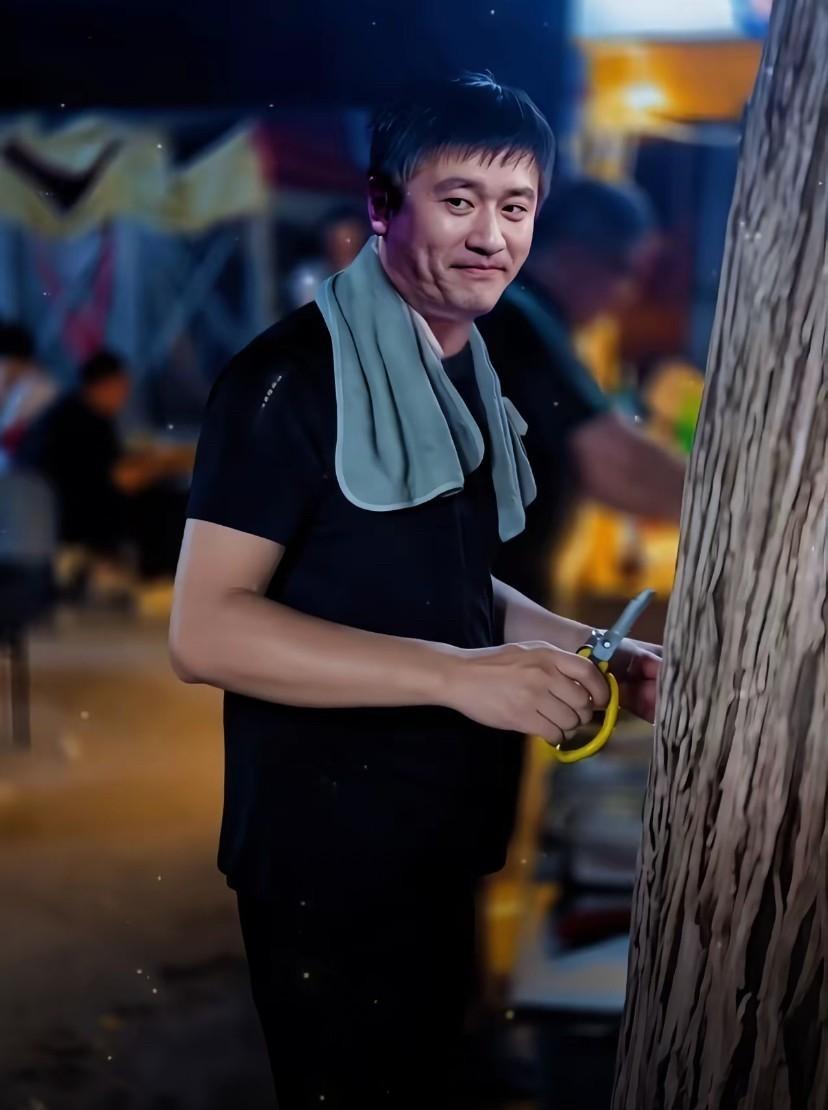闹剧该落幕了，别再拿“怀念”当幌子耍弄看客了。
这两天刷手机，满屏都是一个烤串的