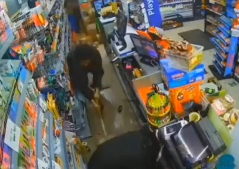 【画面曝光！抢匪扬言泼油点火却栽在“这个动作”，英国店员果断挥铲痛击】海外新鲜事