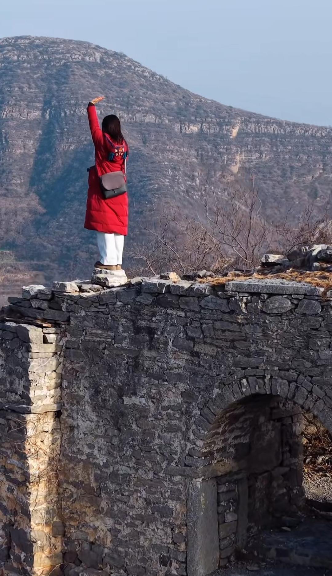 沉迷世俗， 
活得尽兴。
坦然自若，
清白而归。
我来寻你……
途过千山万水，