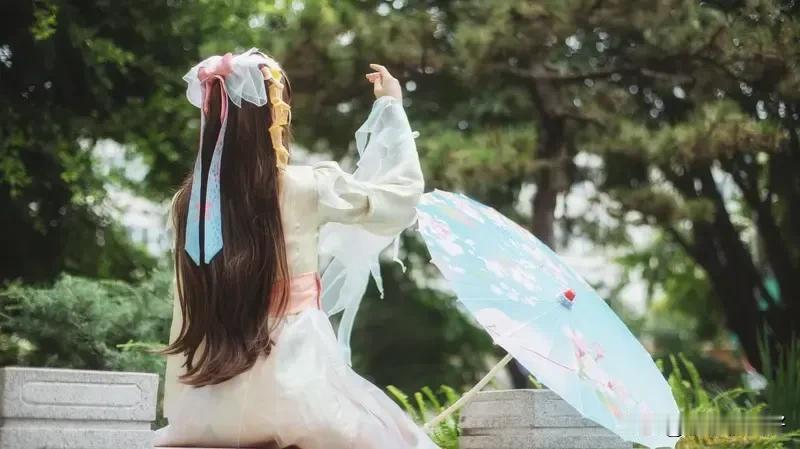 《七律 秋夜遣怀》
星光隐隐没茵坪，挽袖扑萤意难宁。
寂寞香闺愁怎遣，空寒锦帐梦