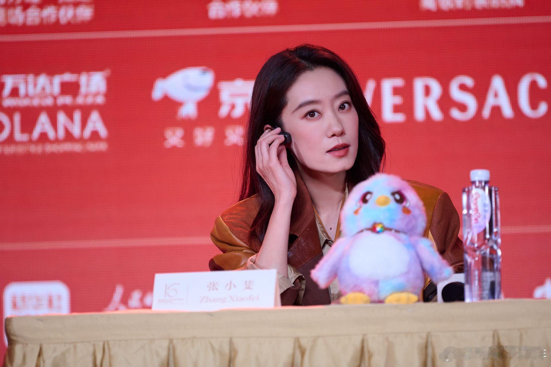 张小斐被虫子吓得弹起来了北影节天坛奖评委张小斐，前一刻还很稳重，被虫子一吓直接暴