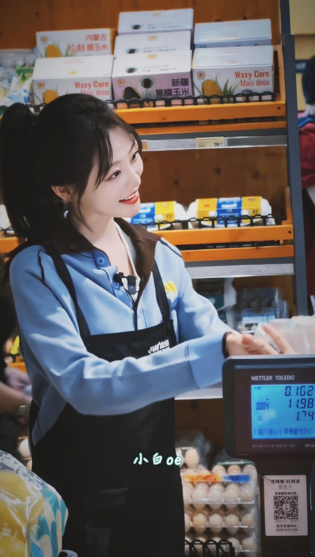 谁能拒绝这么实诚的超市小妹？祝绪丹帮挑苹果数到一半忘了，认真称重双手递。小朋友拿