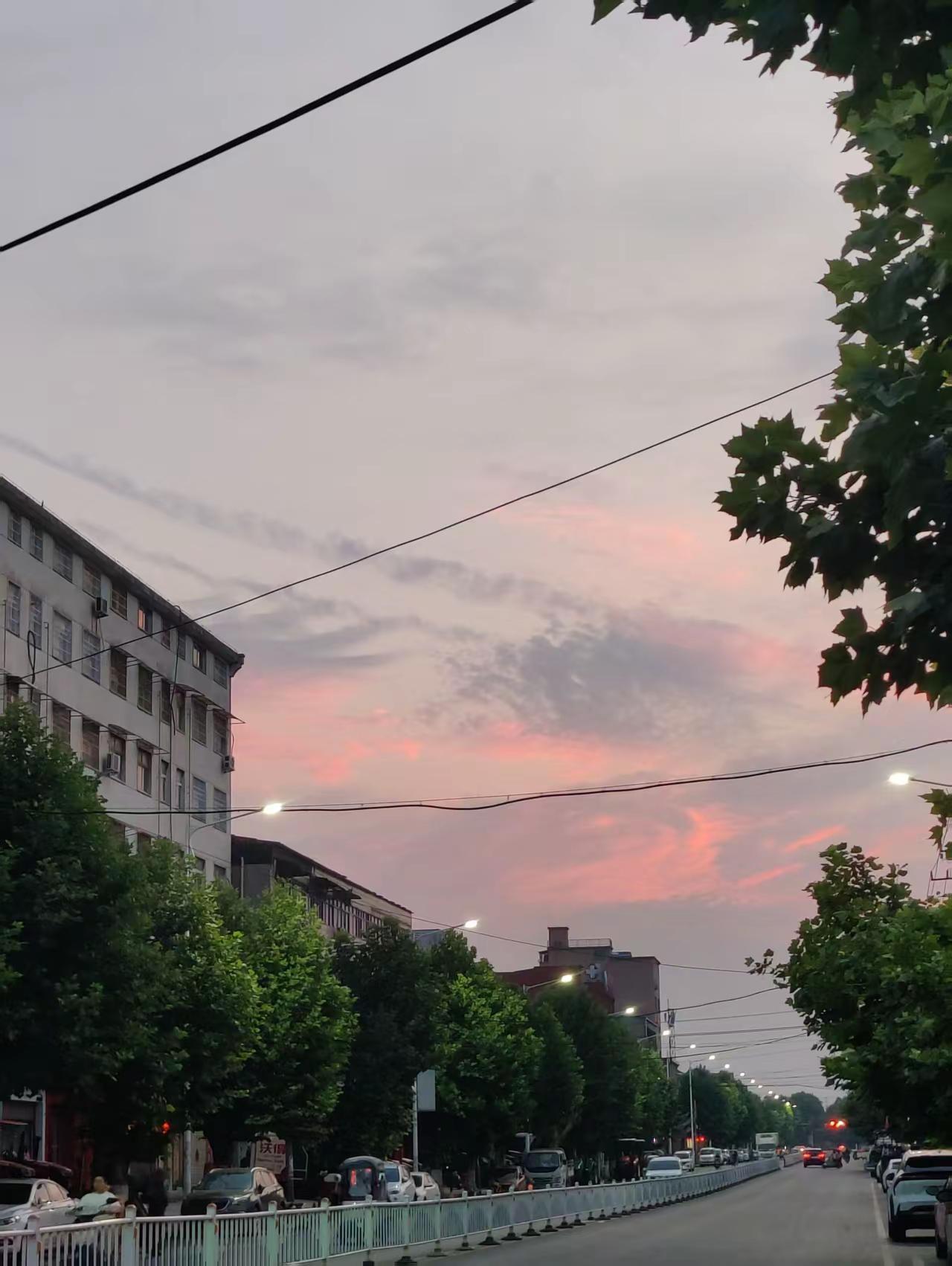 请把我的歌带回你的家，请你的微笑留下…日落街道