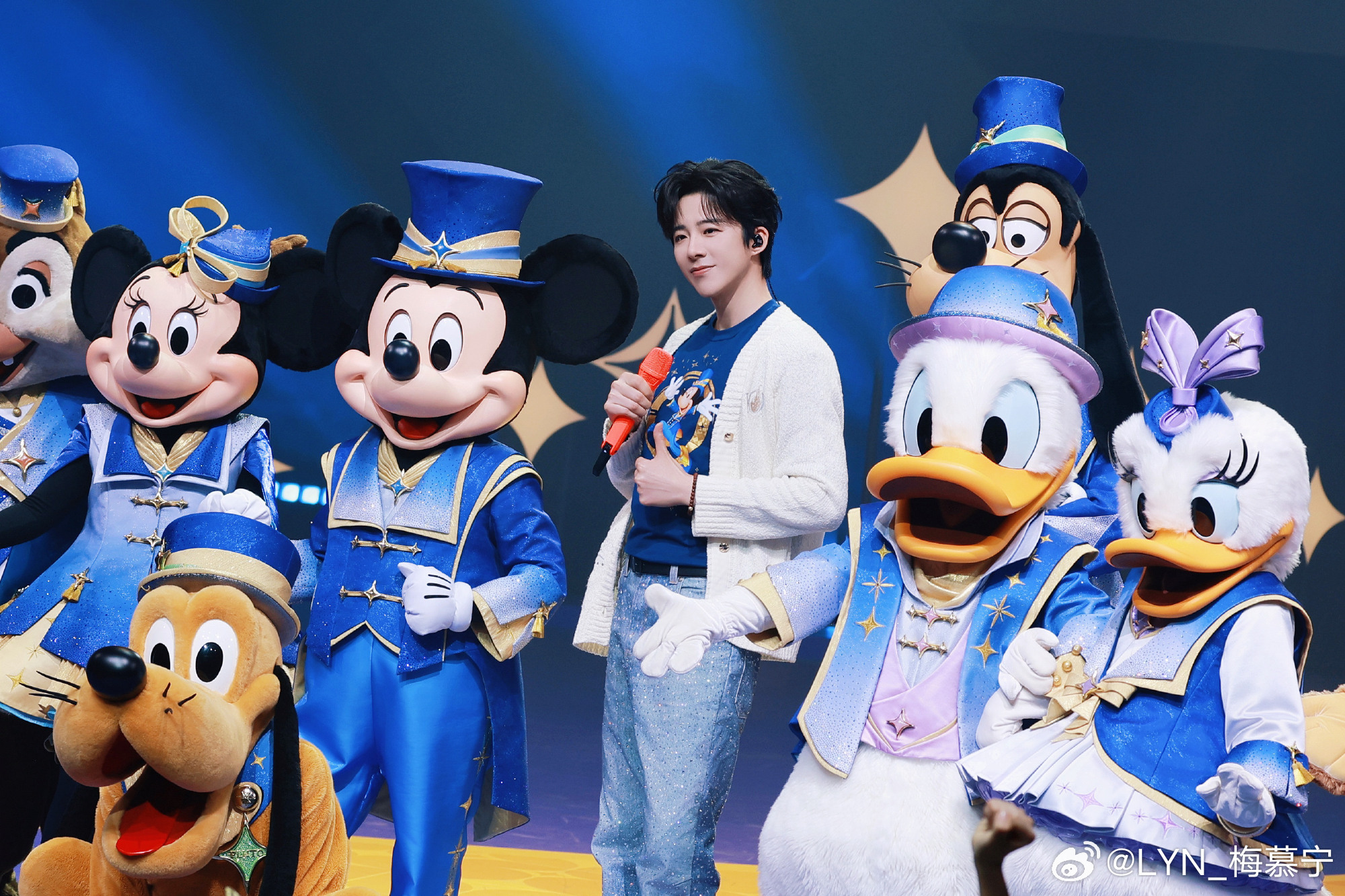 摩登兄弟 | 刘宇宁出席上海迪士尼生日庆典昨天我们的迪士尼在逃王子终于再次回到了