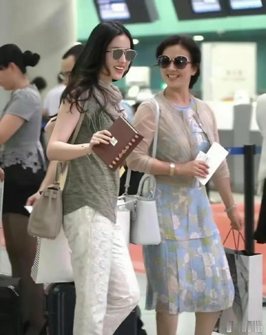 37岁刘亦菲与65岁妈妈机场同框，妈妈优雅丰腴有韵味，母女都是大美人，基因太绝～