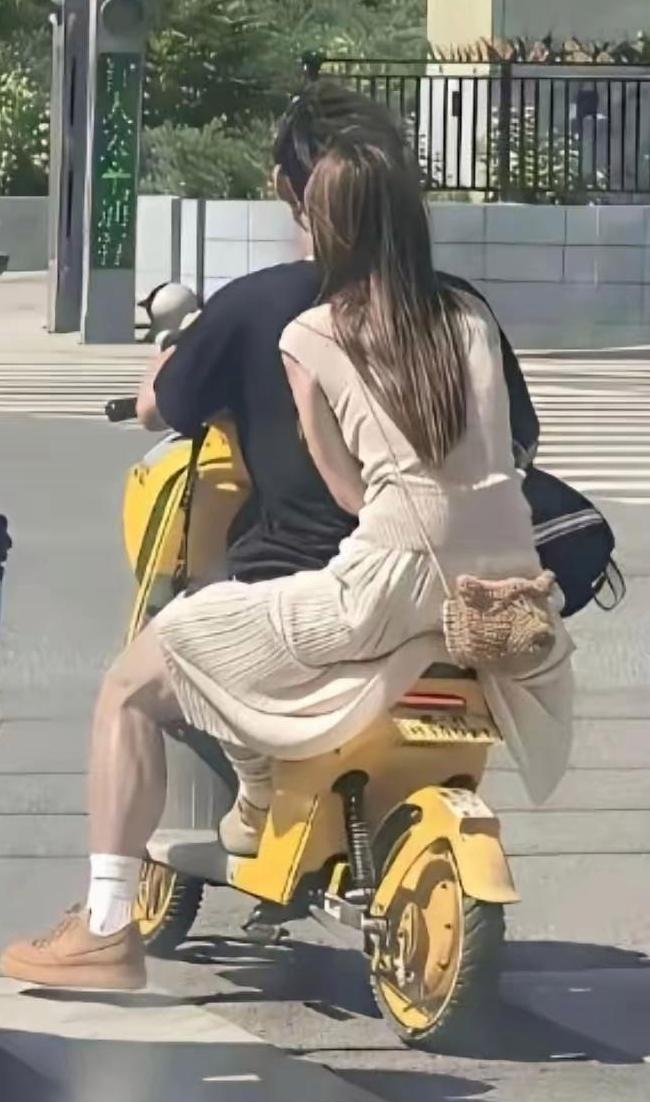 路口抓拍一幕，第一眼真的很难分清
我第一眼看到的时候直接愣住了，猛一看还以为前面