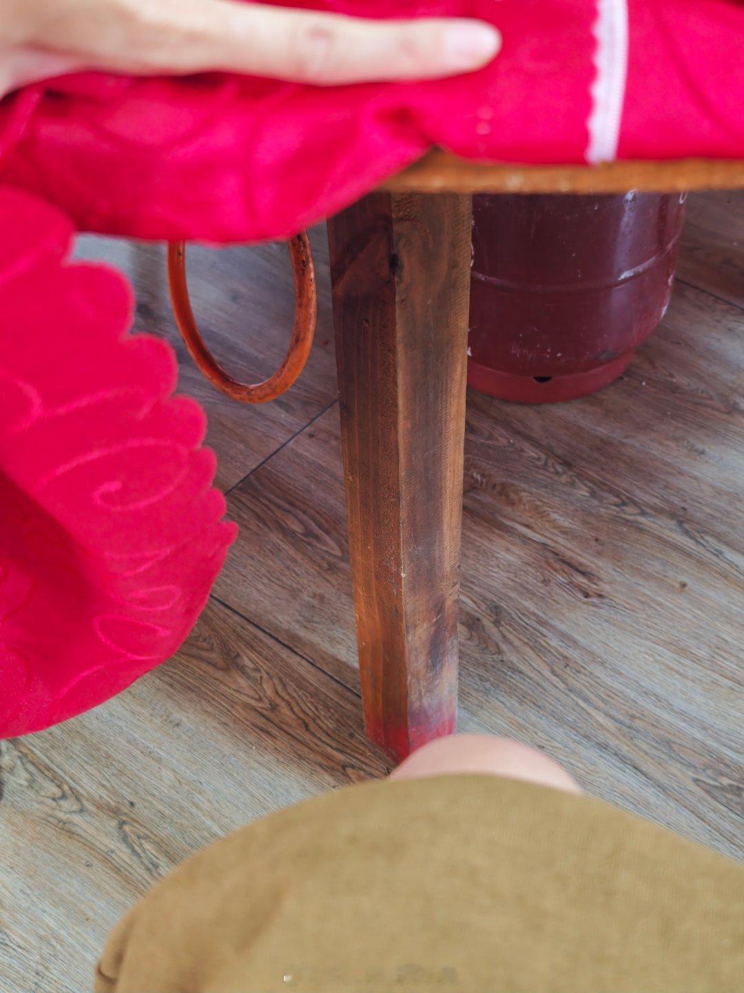 ！！！！痛死啦！！！谁懂啊！！！一坐下来就“中头奖”的钻膝盖疼被桌布掩盖的“陷阱