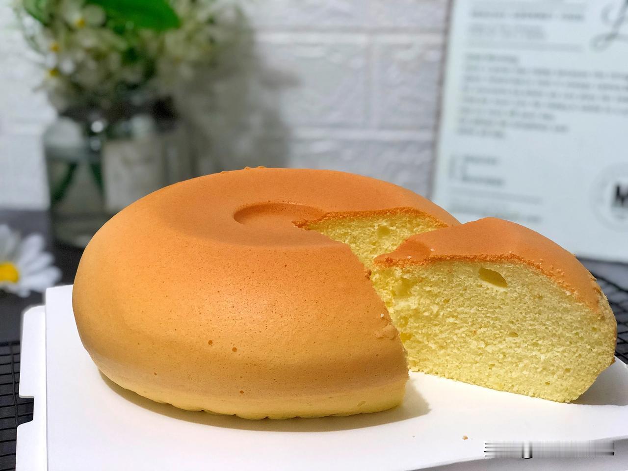 一次就成功的电饭煲戚风蛋糕做法，绵软细腻
今天做了一戚风蛋糕，发现电饭煲做的蛋糕