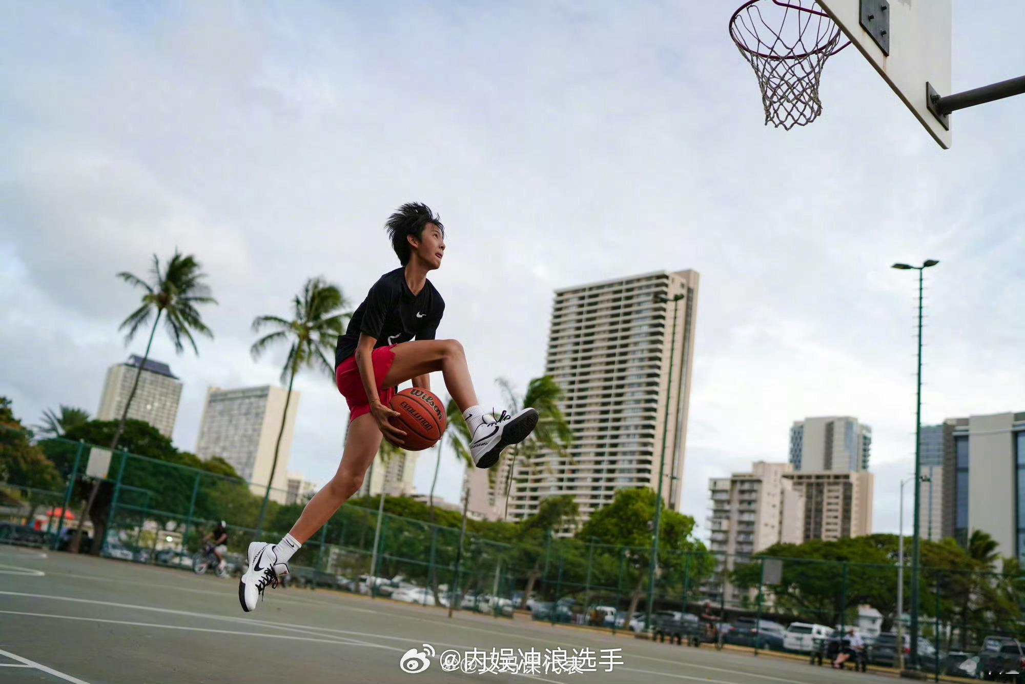 孙俪儿子14岁了，等等腿好长 