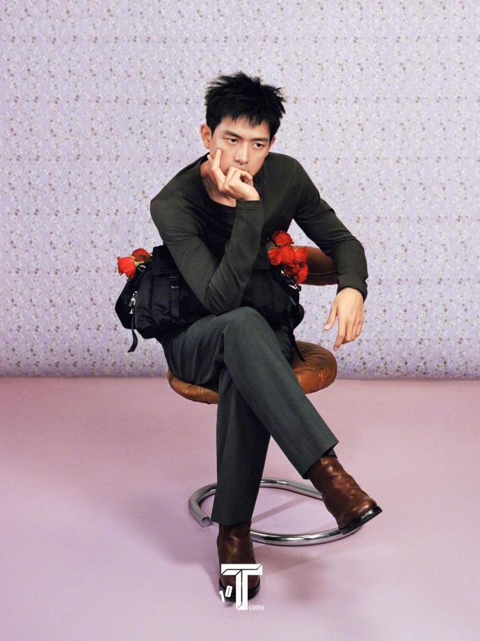 李现 交响乐团首席男模 家人们快看！李现登上T杂志闭年刊，交响乐团主题超适合他。