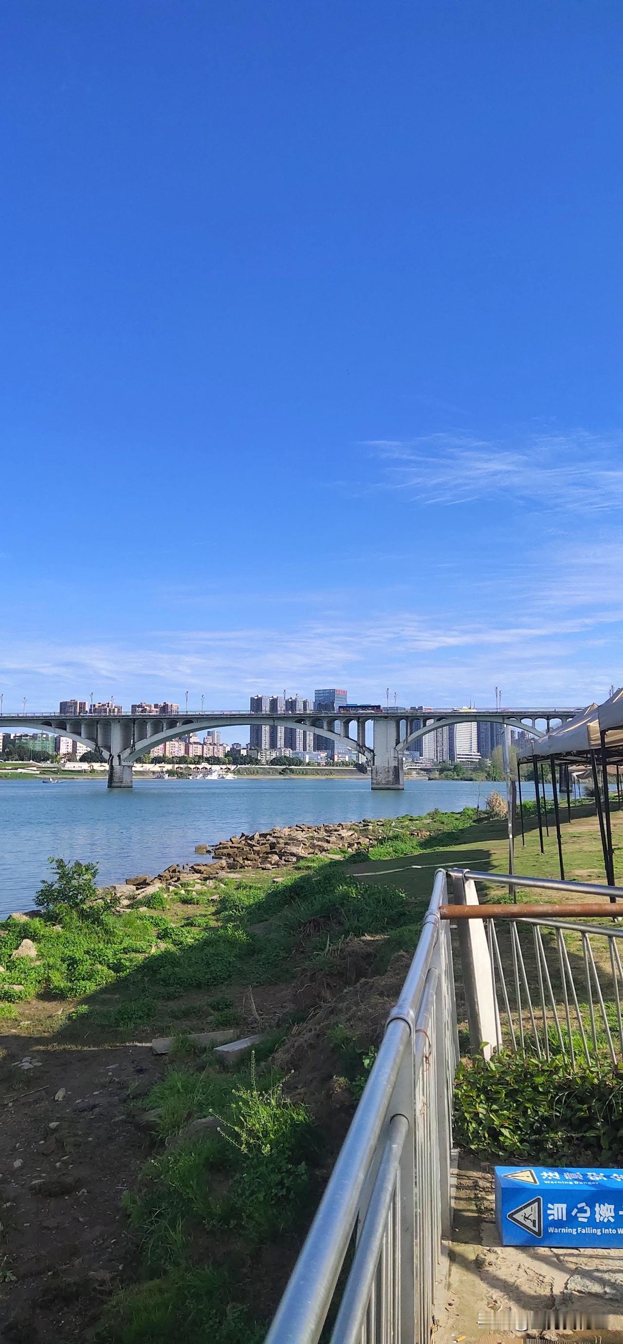 在河边散步，这晴朗的天气简直绝了！阳光洒在河面上，波光粼粼，像撒了一地的碎金子。