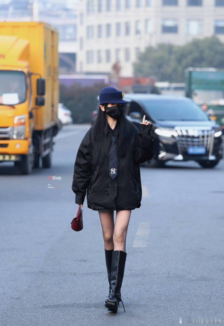 虞书欣云初令上班路透，时尚女王欣欣look