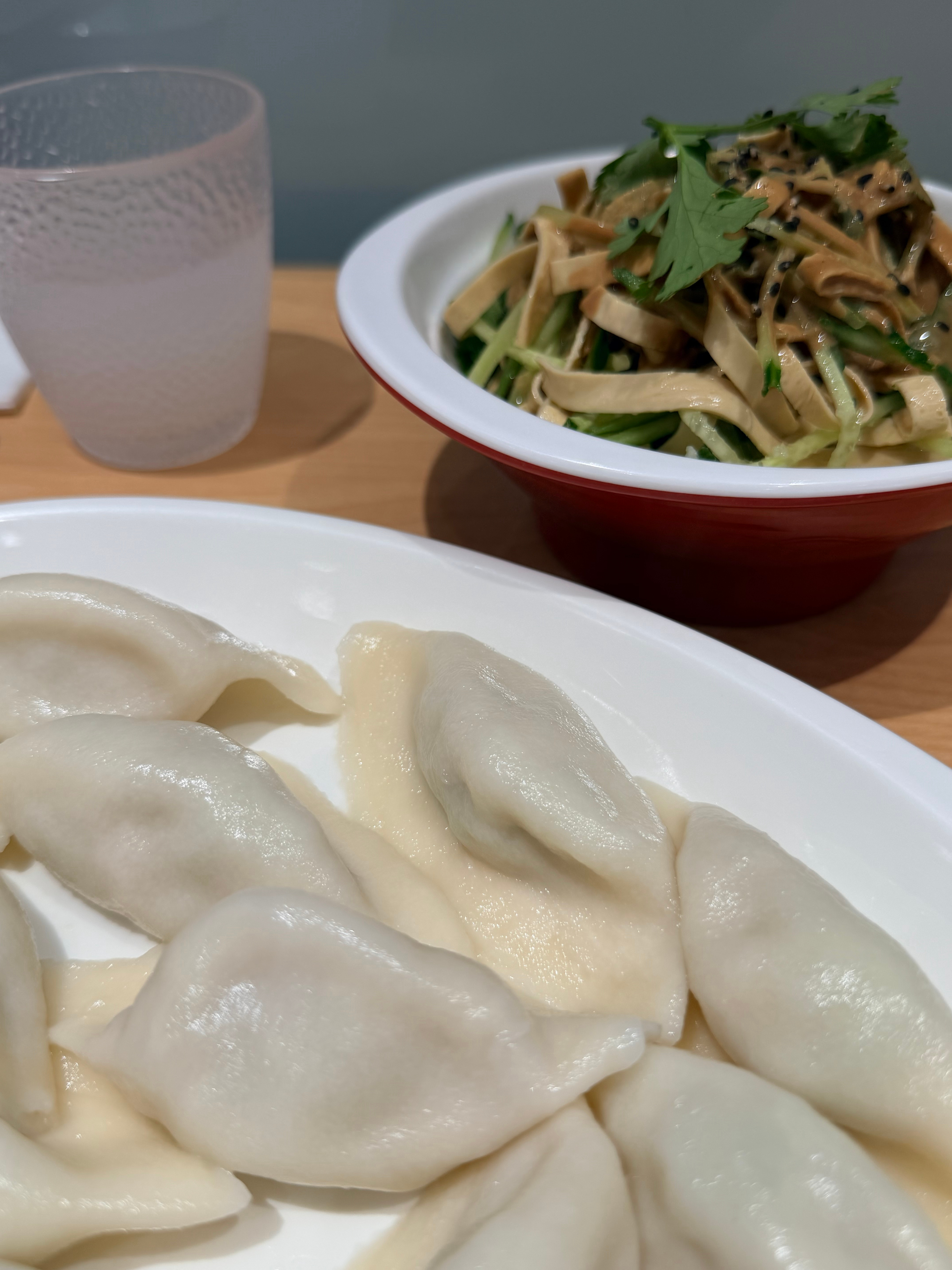 以前出门就喜欢吃黄焖鸡，后来黄焖鸡……现在喜欢吃水饺，喜家德水饺真是水饺界的扛把