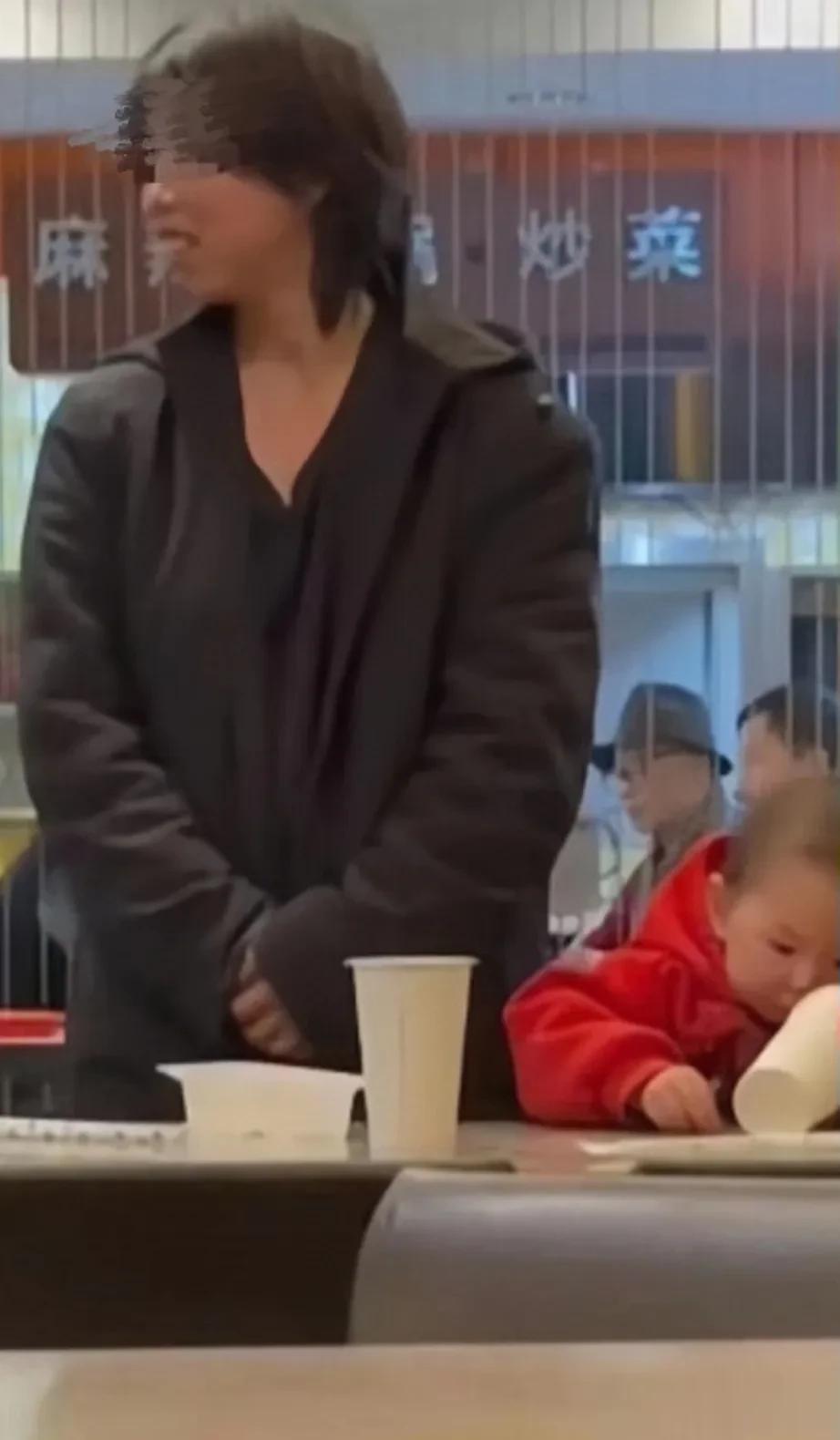 饭馆门口，一位落魄的母亲带着孩子，满脸胆怯的问老板:我没钱，求求您给我孩子一口吃