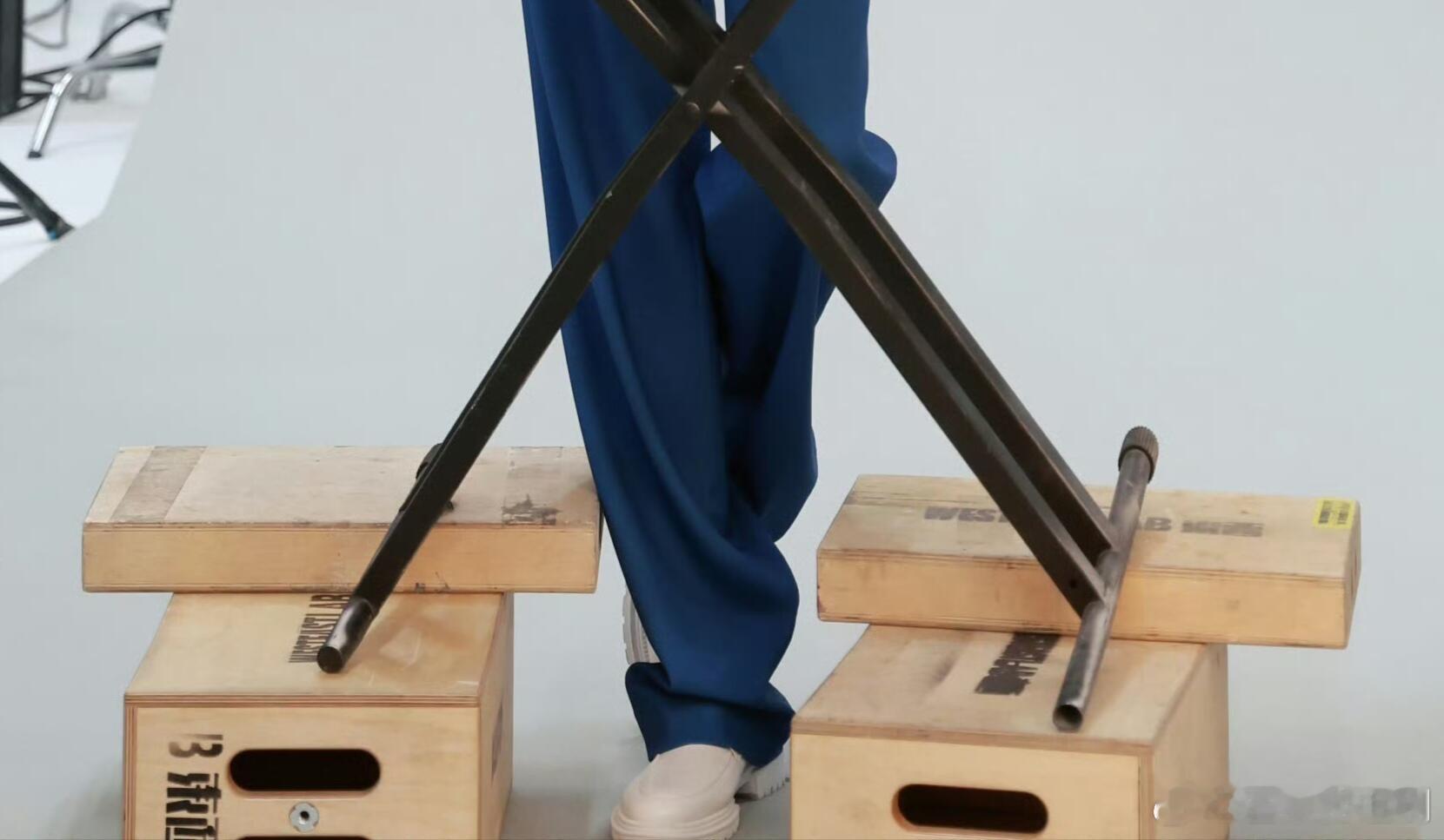 第一次见电子琴垫箱子的。见过拍戏垫纸箱，还没见过电子琴垫箱子的，哈哈哈哈哈哈哈哈