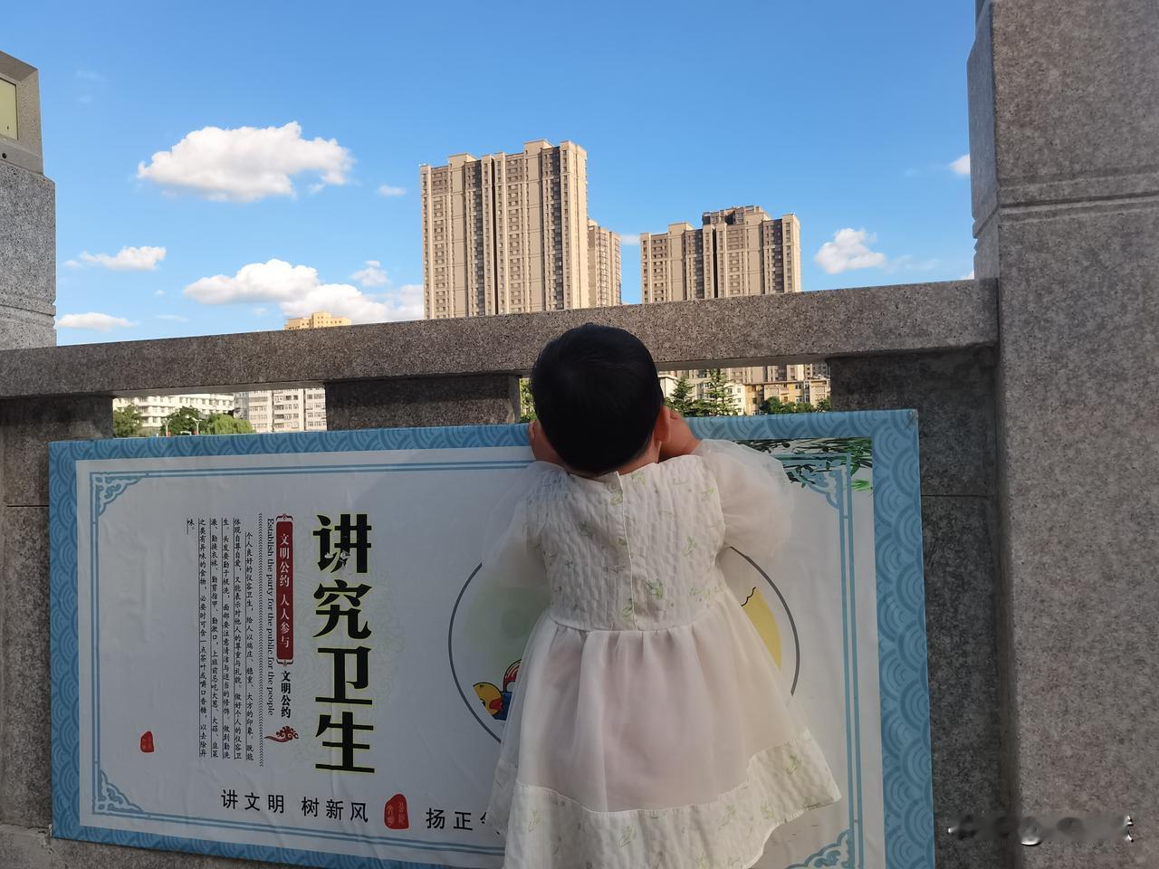 很多人说孩子一定要自己带，不然后悔都来不及。

其实这个道理我都知道。但是我没办