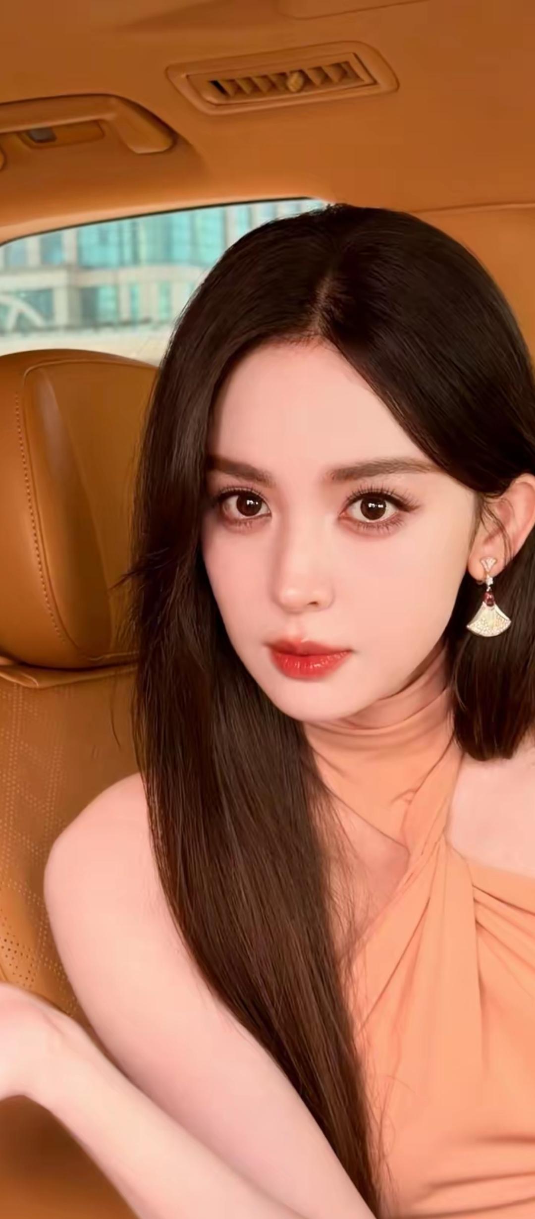 车中美人倚，耳畔风铃响。