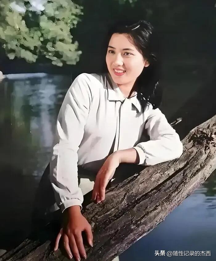 也不知道是谁说她的鼻子不好看，有点塌，这其实才是真正的天然美人，颜值比陈红高，气