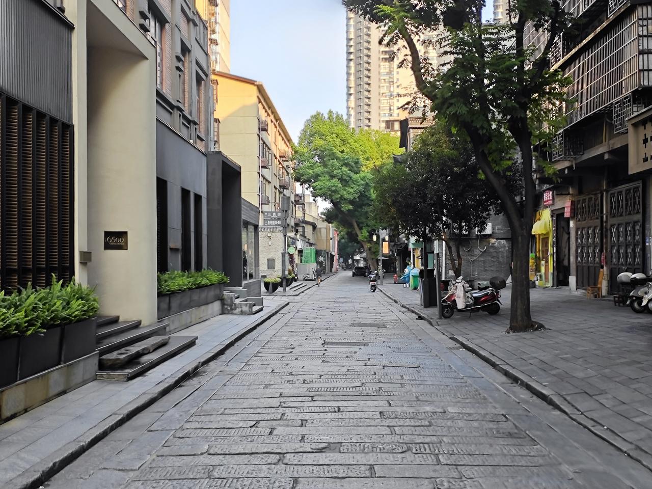 中小学副高岗位比例常年被严格限制，在许多地区不足百分之三十。这意味着，即便全体教