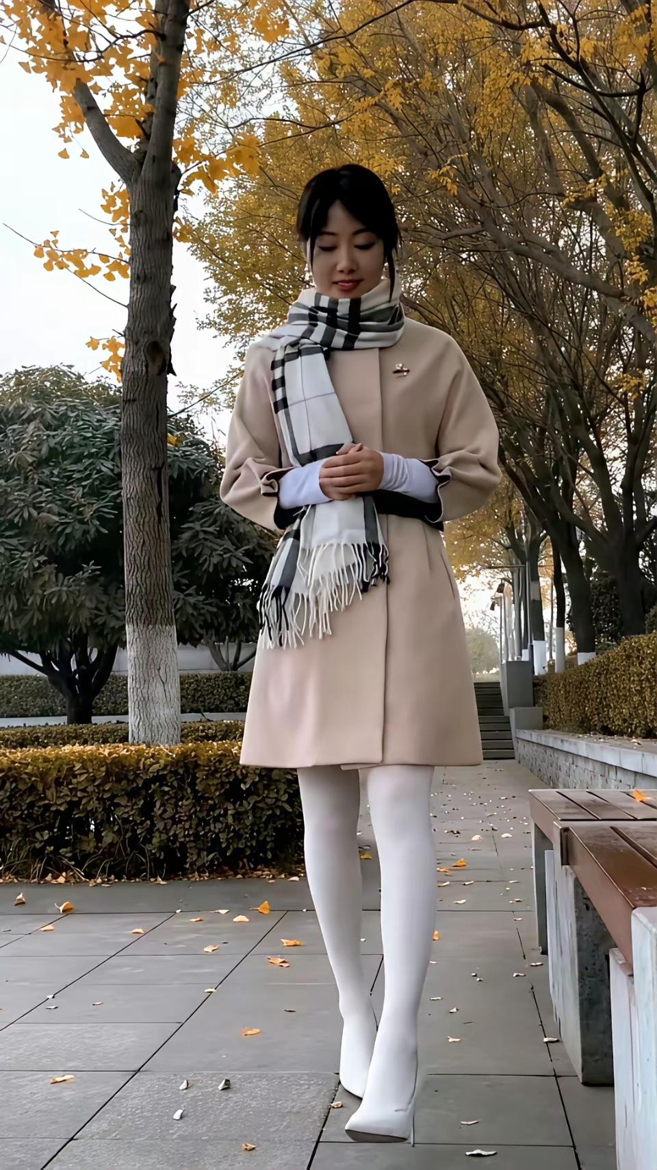 秋日漫步，暖阳下的时尚穿搭白丝[话题]