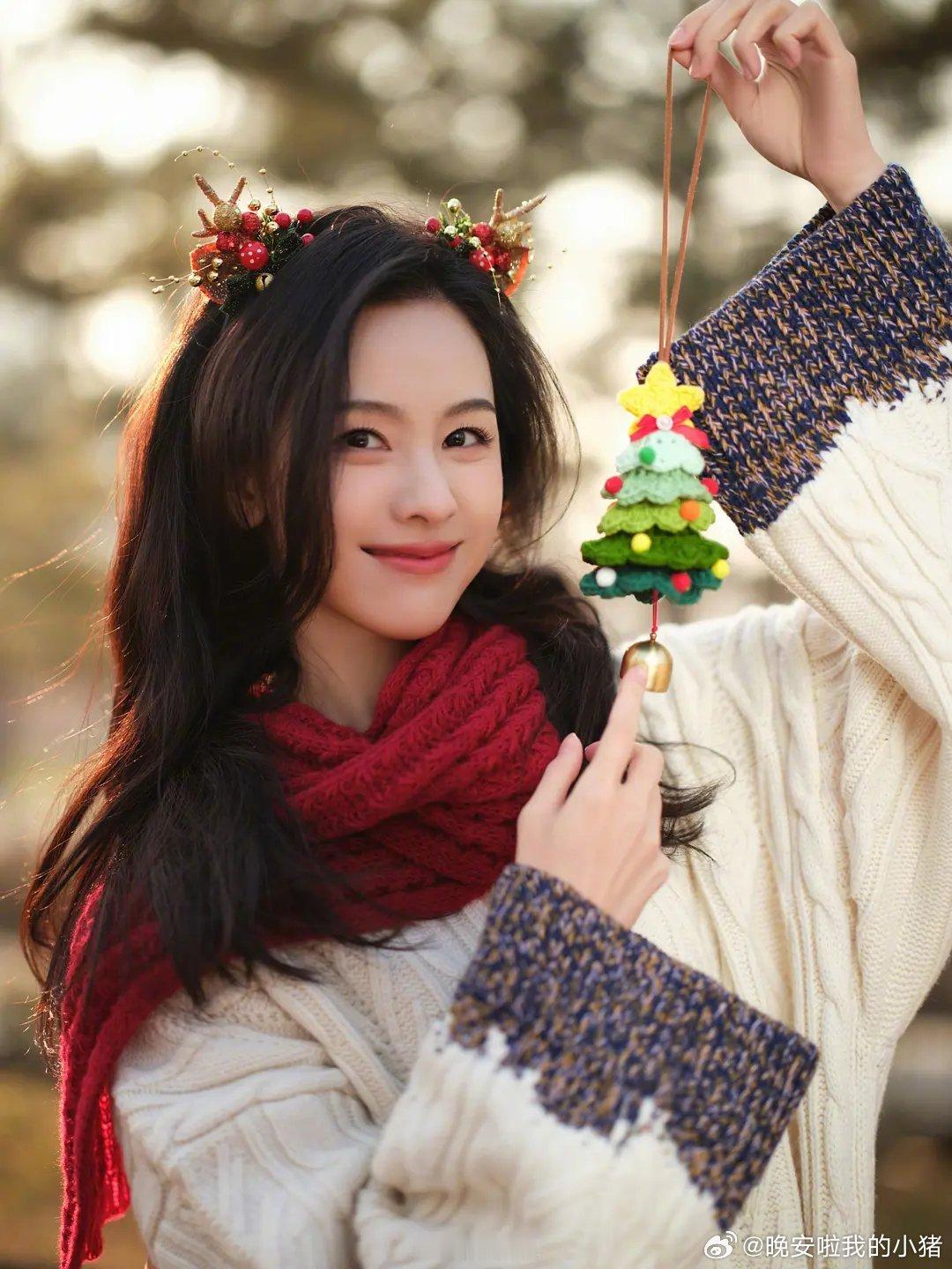 陈都灵好宠粉，圣诞树版小铃铛，好美的一组营业图🥰🥰 