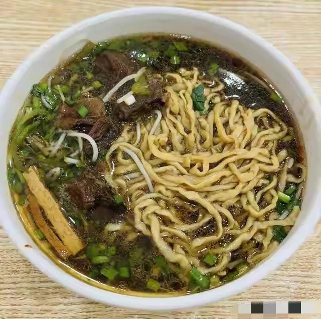 尹女士老家江苏镇江的锅盖面，还有福建的海味，这是一方山土一方人，中国那么大，光菜